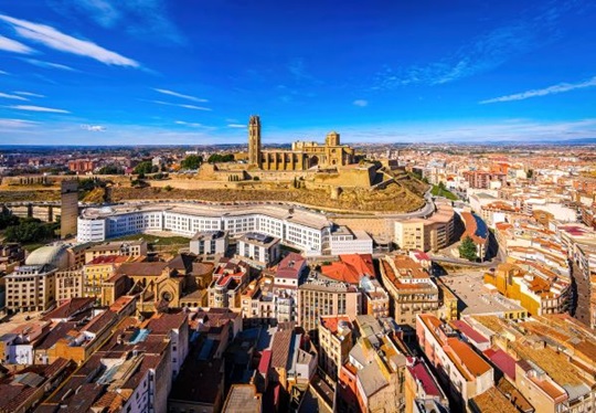 Vista de la ciudad de Lérida y su catedral